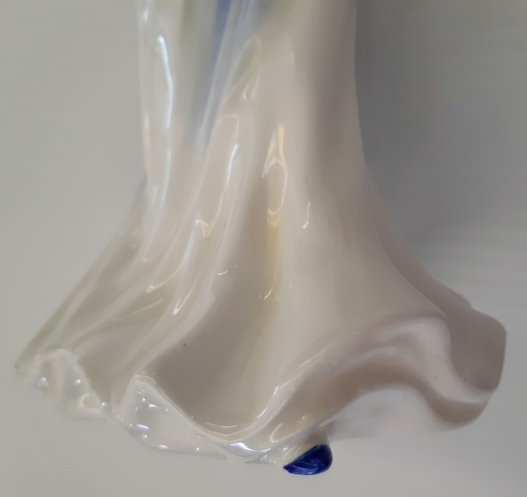 Royal Doulton "For You" HN 3754 Avenue Shop Swap & Sell