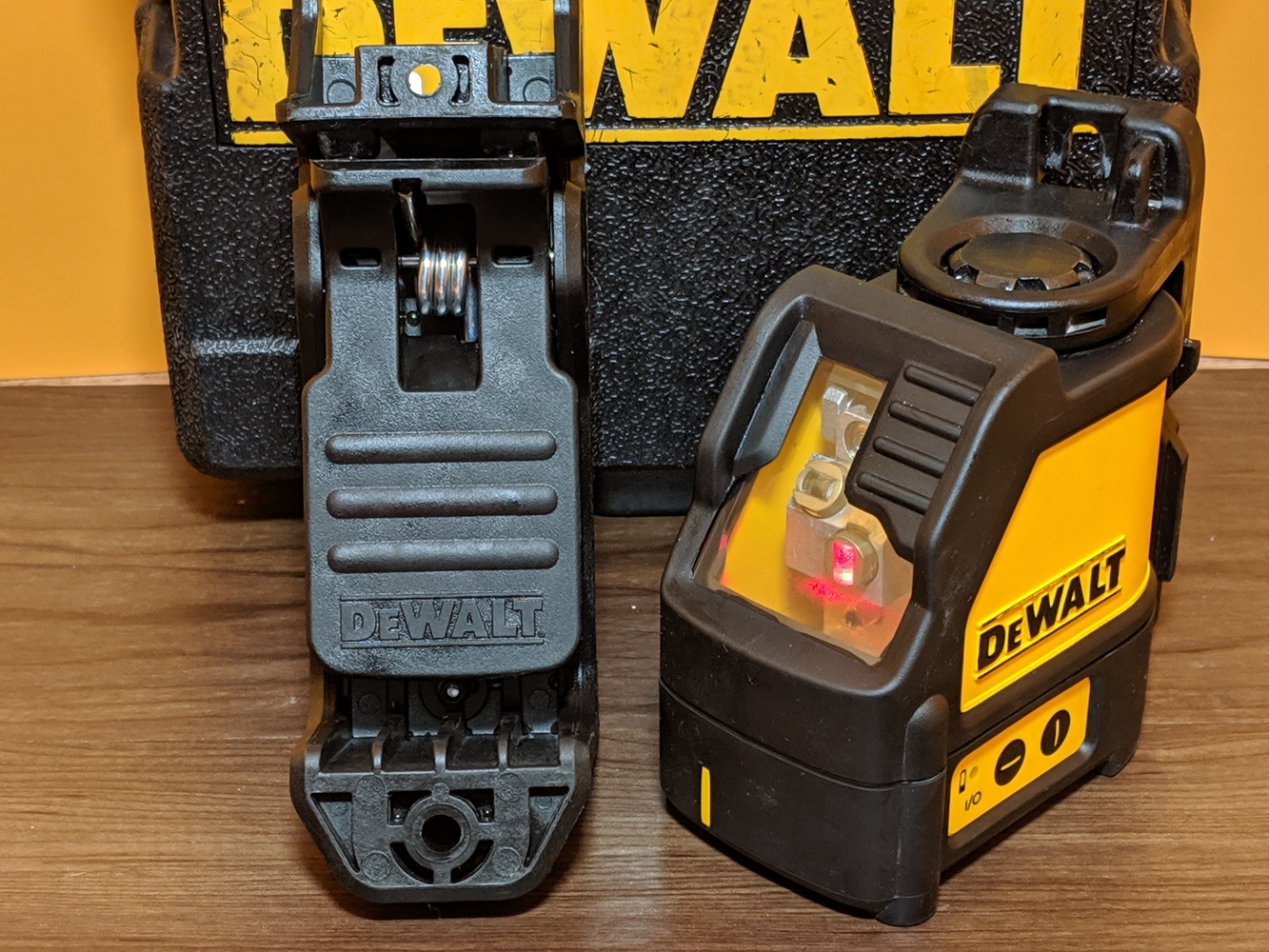 DeWalt DW088 Laser ChalkLine Cross Line Red Beam SelfLeveling w/ Hard