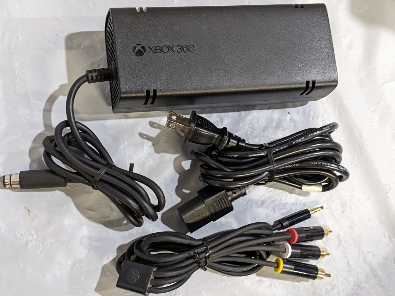 Xbox 360 E (1538) 4GB Kinect Sensor Bundle w. 12 Games & Controller