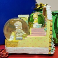 2001 Precious Moments by Enesco JINGLE BELLS Musical Snow Globe 