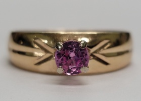 10 Karat Yellow Gold Ladies Ring - Size: 7.75