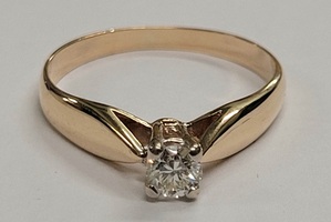 14 Karat Yellow Gold Solitaire Ring - Size: 6.75