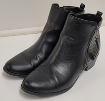 Denver Hayes Ladies Leather Black Boot - Size: US 8