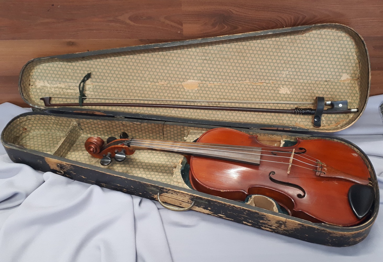 ANTIQUE SUZUKI 4/4 VIOLIN MADE IN NIPPON WITH BOW & COFFIN VIOLIN CASE