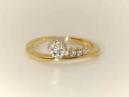 Lady's 18 Karat Yellow Gold with Diamond Flower Custer