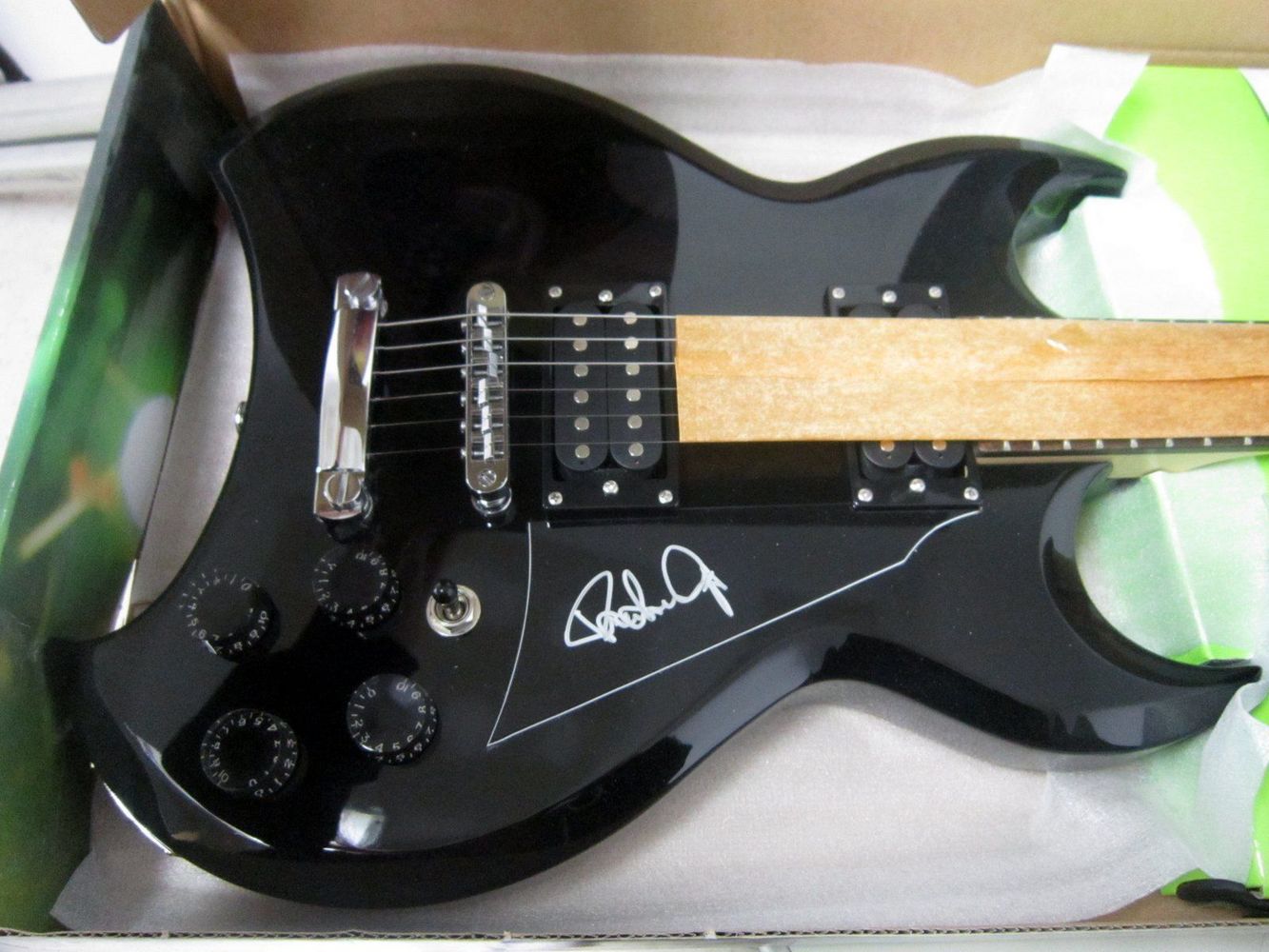 Lyon Washburn Paul Stanley KISS EDITION Guitar LPSC07 765/5000 COA