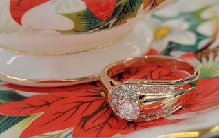 14K Yellow Gold  Belt Style Diamond Solitaire Ring Size 8.5 Approx. t.c.w. 0.33