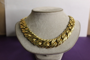 beautiful stylized curb necklace 