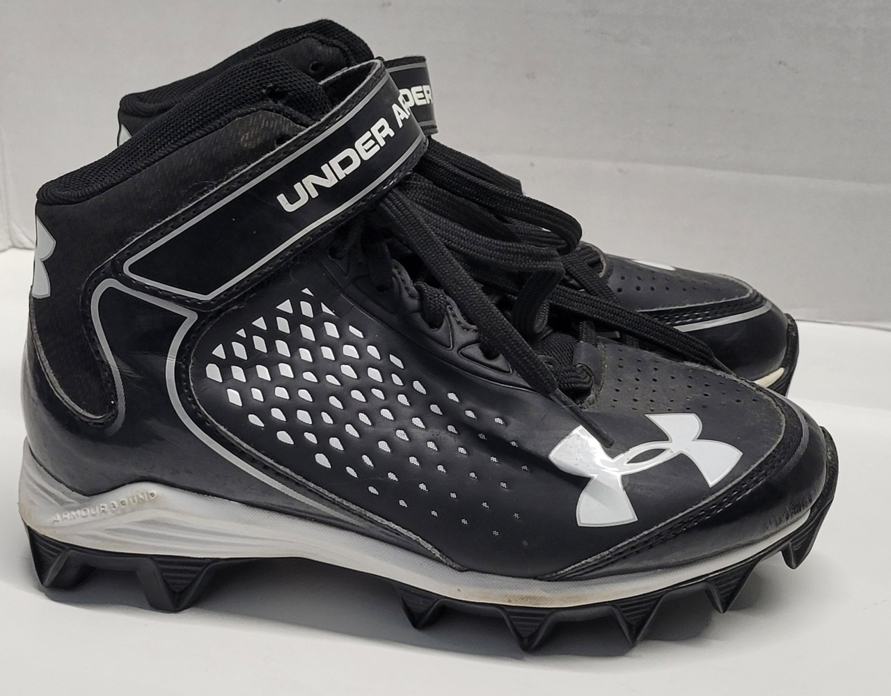 UNDER ARMOUR - ARMOUR BOUND CLEATS SIZE 1 Avenue Shop Swap & Sell