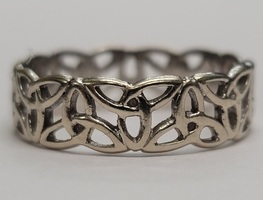 14 Karat White Gold Celtic Knot Ring - Size: 7.5