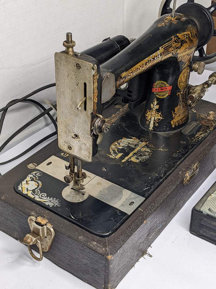 Antique Singer Sewing Machine Sphinx with Pedal Case *WORKS* Avenue