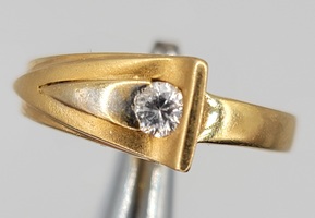 18 Karat Yellow Gold Solitaire Ring - Size: 7.75