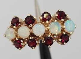 14 Karat Yellow Gold Ladies Ring - Size: 6.75