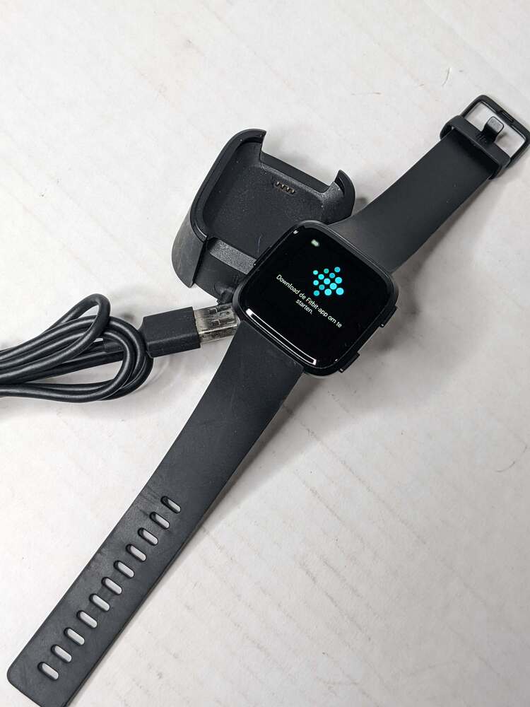 Fitbit FB504 Versa Smart Fitness Watch Black LARGE band w/charger dock