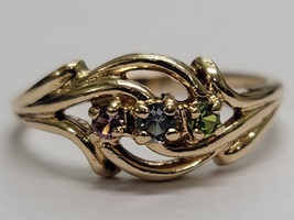 10 Karat Yellow Gold Family Ring - Size: 7.75