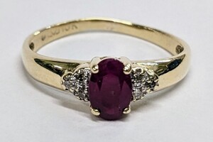 10 Karat Yellow Gold Ring - Size: 5