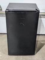 Hisense 32khs100049 3.2 Cu. Ft. Freestanding Mini Bar Fridge
