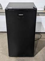 Galanz (grl33mbke02) 3.3 Cu. Ft. Freestanding Bar Mini Fridge - Black 