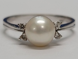 18 Karat White Gold Ring - Size: 7.5