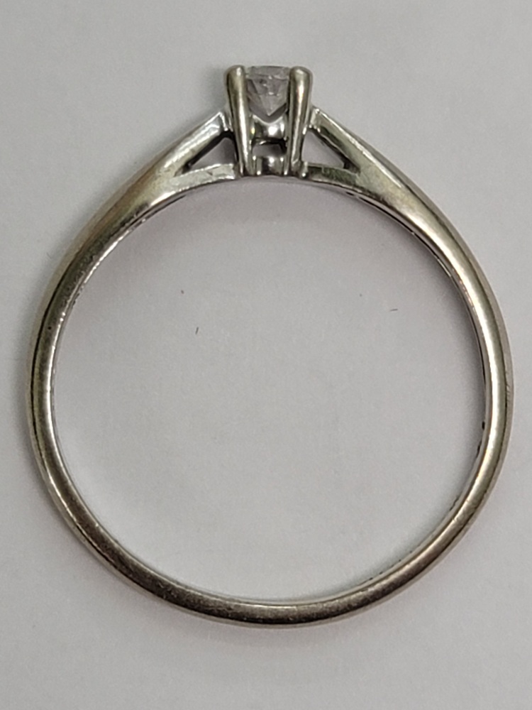 10 Karat White Gold Solitaire Ring - Size: 5.75