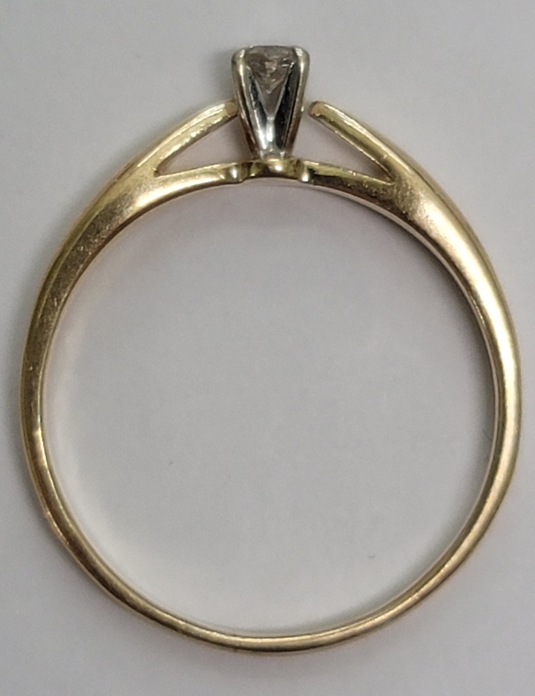 14 Karat Yellow Gold Ladies Solitaire Ring - Size: 7