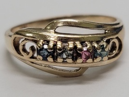 10 Karat Yellow Gold Family Ring - Size: 7