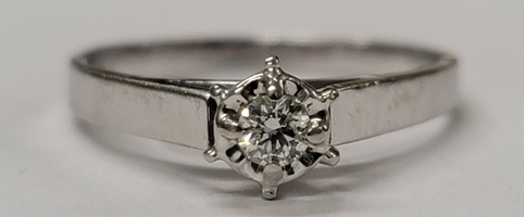 10 Karat White Gold Solitaire Ring - Size: 6.25