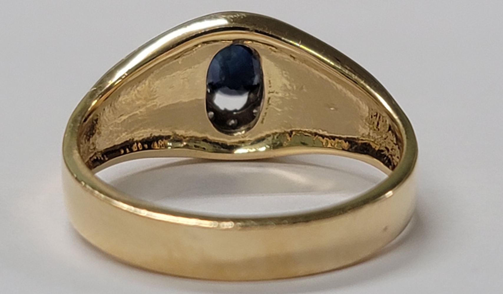 18 Karat Yellow Gold Ring - Size: 9.75