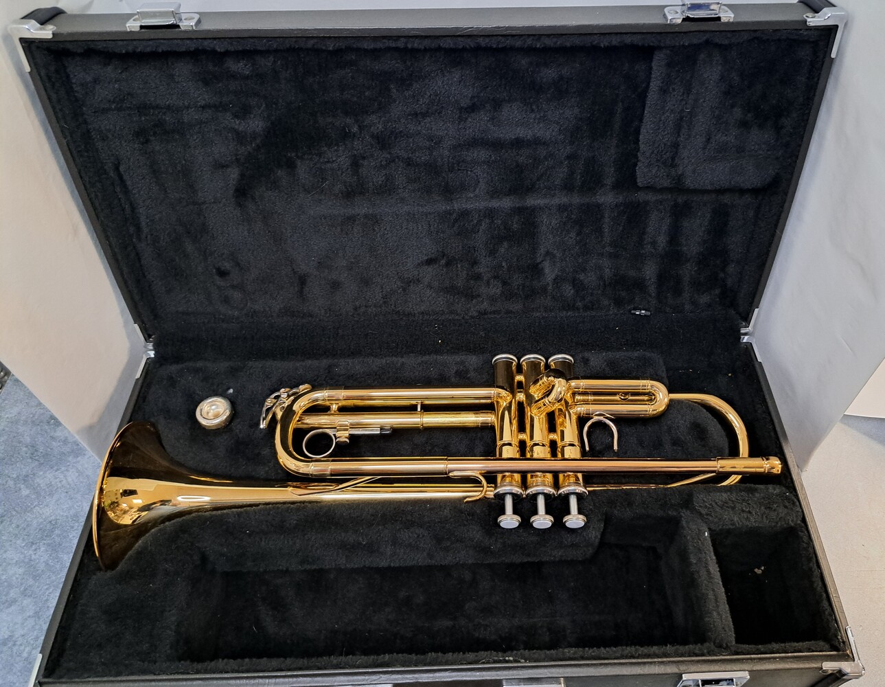 Yamaha YTR2330 Bb B Flat Student Trumpet + Yamaha Case | Avenue Shop