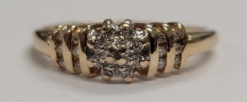 10 Karat Yellow Gold Cluster Ring - Size: 6.75