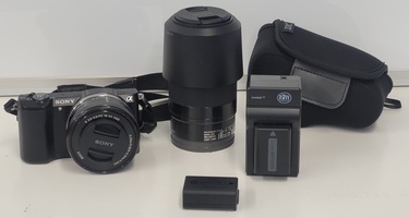 SONY ILCE-a5000 CAMERA WITH SELP1650 (16-50MM) + SEL55210 (55-210MM) LENSES