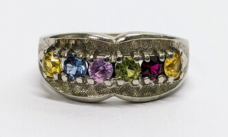 10 Karat White Gold Family Ring - Size: 5.5