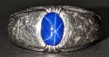 14 Karat White Gold Blue Stone Ring - Size 7.5