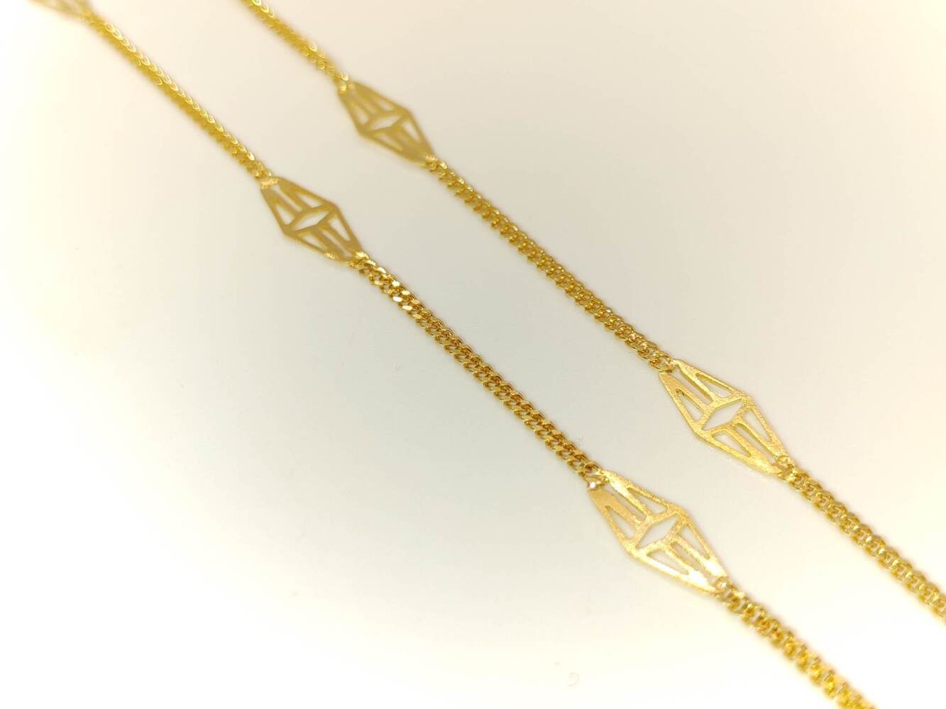 18 Karat Yellow Gold Curb Chain with Triangle Decorative Links