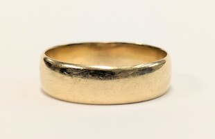 14 Karat Yellow Gold Band Ring - Size 7.75