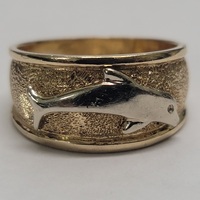 10 Karat Yellow Gold Band Ring with White Gold Dolphin - Size: 7