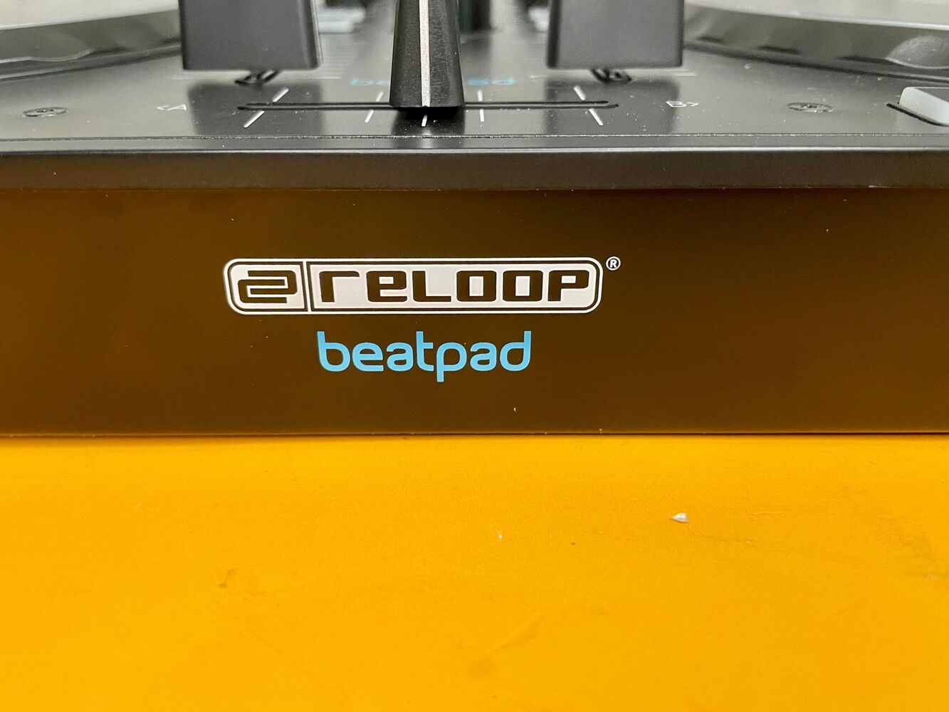 Algoriddim Reloop Beatpad - DJ Controller + Cords *NO iPad Connector*