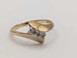 10 Karat Yellow Gold Ring with 3 Diamonds