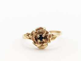 10 Karat Yellow Gold, Flower Ring with Dark Stone