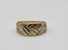 10k Two Tone Basket Weave Patterned Band Size 7