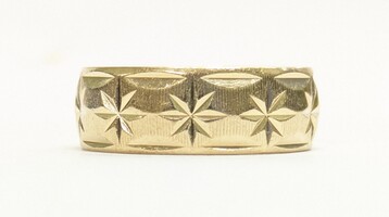 10 Karat Yellow Gold Ring Band Patterned With Lines Size 8