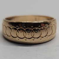 14 Karat Yellow Gold Band Ring - Size: 6.25