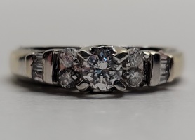 14 Karat White Gold PAST PRESENT FUTURE Diamond Ring - Size: 5.75