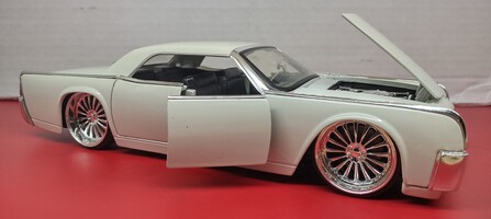 Die Cast White 1963 Lincoln Continental 1:24