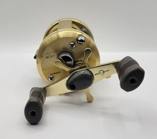 Shimano Calcutta 400 Baitcasting Fishing Reel Round