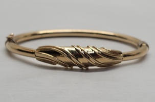 14 Karat Yellow Gold Bangle Bracelet - Size: 5.75-inch