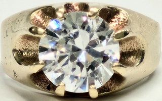 10 Karat Yellow Gold Clear Stone Solitaire Ring - Size: 7.75