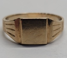 10 Karat Yellow Gold Monogram Signet Ring - Size: 8.5