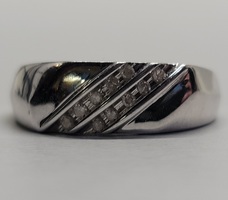 10 Karat White Gold Diamond Band Ring - Size: 8