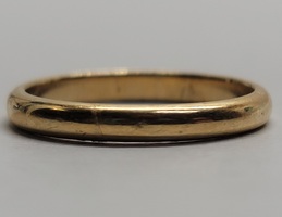 18 Karat Thin 2.5mm Yellow Gold Band Ring - Size: 7